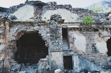 Why Empty Places Feel Haunted: The Psychology Behind Bhangarh’s Eerie Atmosphere