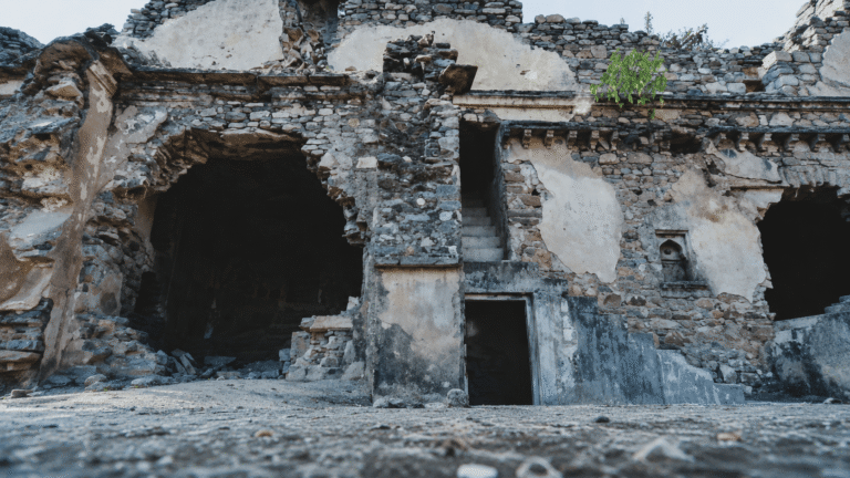 Empty ruins feel haunted in Bhangarh