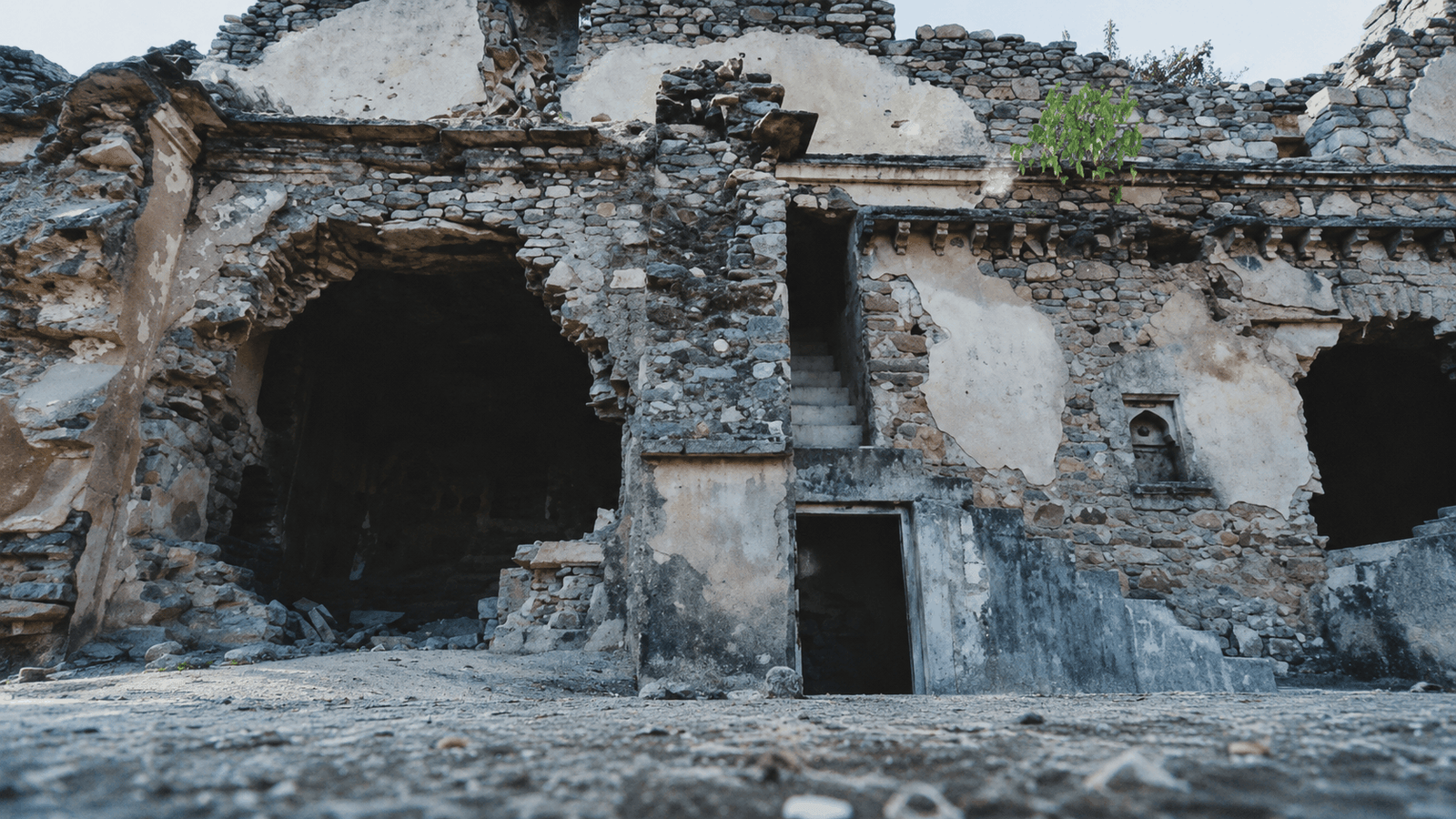Empty ruins feel haunted in Bhangarh